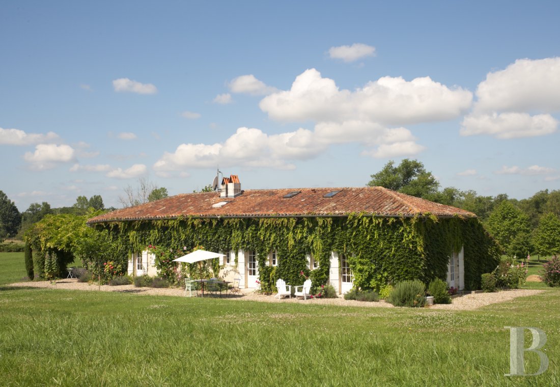 En Dordogne, à l’ouest de Périgueux et en limite de la Charente, une ancienne maison de régisseur du 18e siècle entourée d’un vaste jardin - photo  n°1
